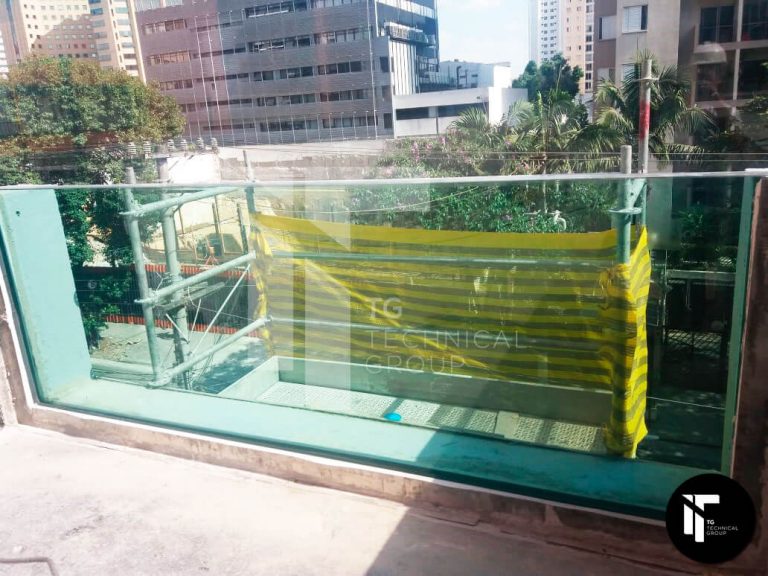 Fornecimento e instalação de visor de vidro Aquavision® e Guarda-Corpo em Vidro