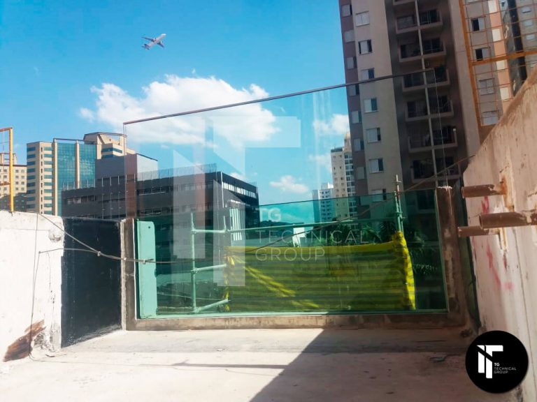 Fornecimento e instalação de visor de vidro Aquavision® e Guarda-Corpo em Vidro