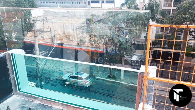 Fornecimento e instalação de visor de vidro Aquavision® e Guarda-Corpo em Vidro