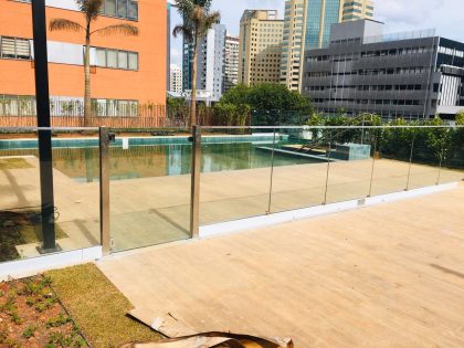 Deixe todos boquiabertos com o seu projeto. O Guarda-Corpo totalmente de vidro by TG | TECHNICAL GROUP é a solução mais econômica em vidro. A leveza facilita o manuseio e instalação do sistema, poupando  tempo e garantindo um excelente resultado!